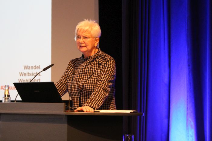 DRK-Präsidentin auf dem Wohlfahrskongress 2019 Gerda Hasselfeldt hält eine Rede auf dem Wohlfahrtskongress 2019