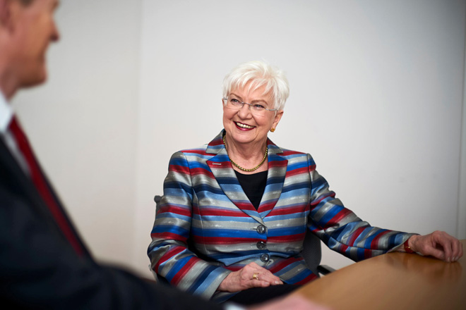 Gerda Hasselfeldt Foto: Portrait von Gerda Hasselfeldt im Gespräch