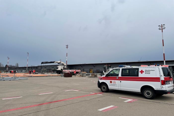 Aufbau eines Großzelts am ehem. Flughafen Tegel mithilfe des 8x8 Ladekrans; beides aus dem Bestand der Betreuungsreserve des Bundes für den Zivilschutz (Labor Betreuung 5.000)  (Quelle: Wiesener / DRK)