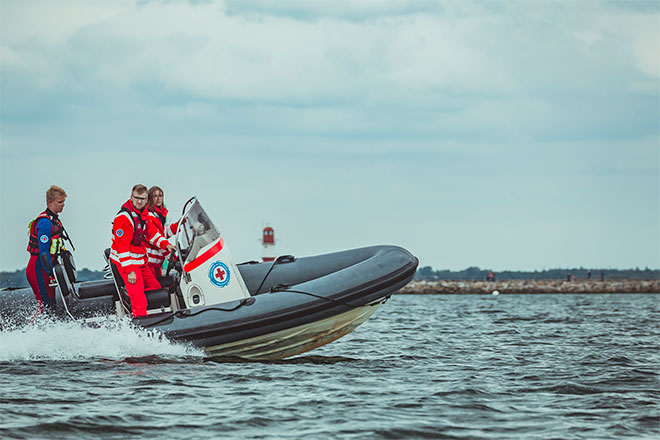 DRK-Wasserwacht-Ehrenemtliche fahren im Boot
