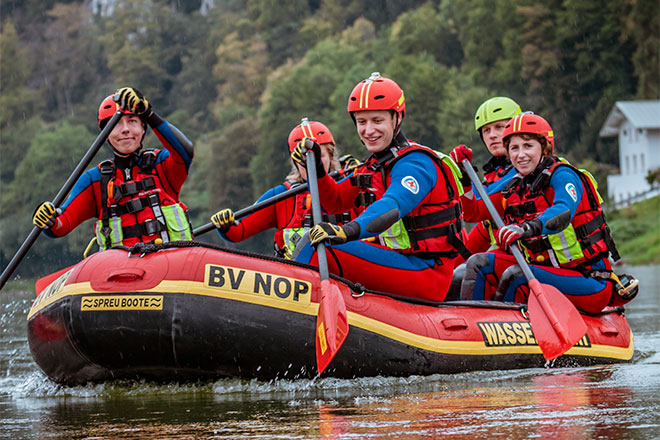 DRK-Wasserwachtler*innen in Paddelschlauchboot