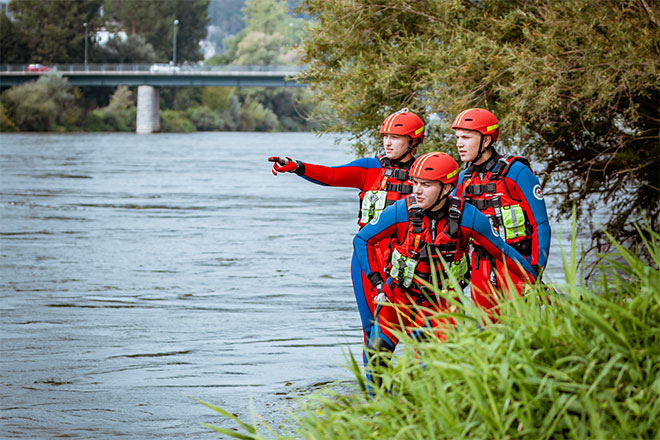 Drei DRK-Wasserwacht-Ehrenamtlich am Flussufer